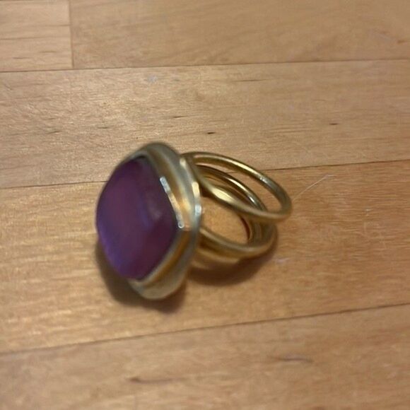 costume jewelry ring. Brushed Gold Tone Metal hand crafted metal with pink stone - Picture 5 of 11